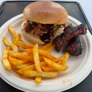 Pulled Pork Burger, Fritten & Rippchen